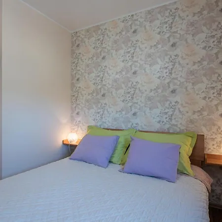 2 Bedroom Gorgeous In Apartament Porozina