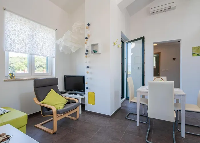 Cozy Apartment In Porozina With Wifi *