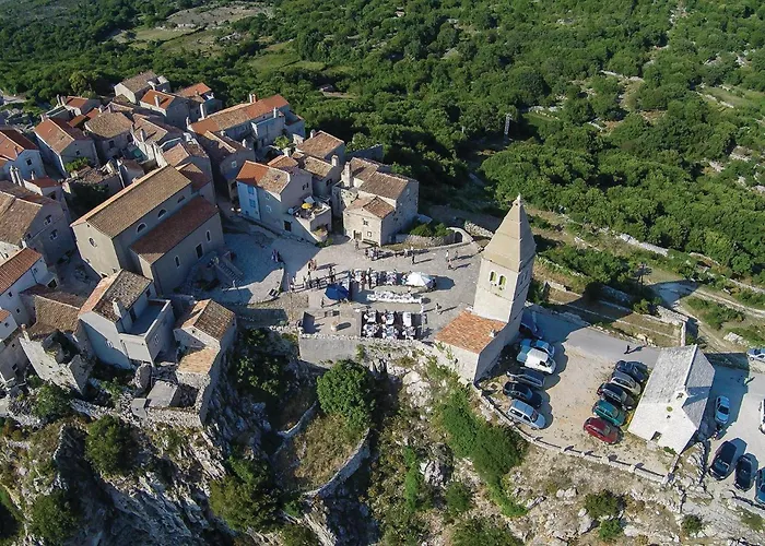 Cozy Apartment In Porozina With Wifi